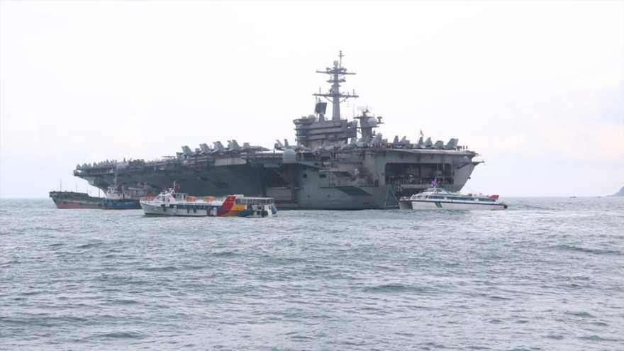 Tàu sân bay USS Theodore Roosevelt (CVN-71) neo tại vịnh Đà Nẵng Ảnh: Nguyễn Thành 