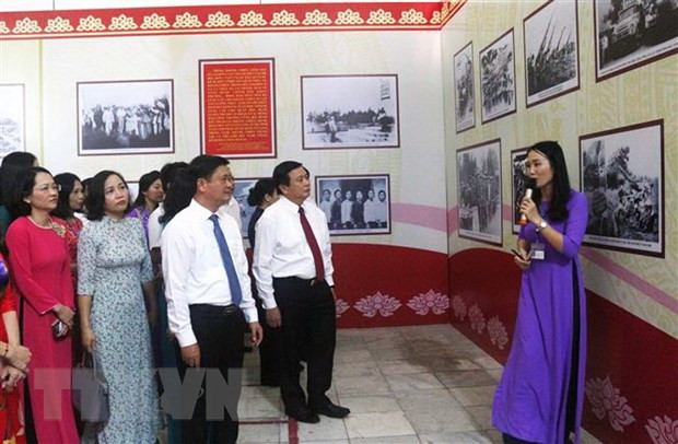 Ông Nguyễn Xuân Thắng - Bí thư Trung ương Đảng, Giám đốc Học viện Chính trị Quốc gia Hồ Chí Minh, Chủ tịch Hội đồng Lý luận Trung ương tham quan triển lãm về Xô viết Nghệ Tĩnh - Ảnh: TTXVN