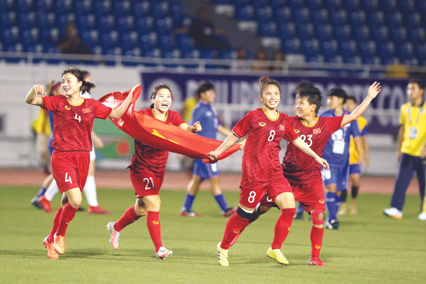 Niềm vui chiến thắng của các cô gái Việt Nam sau chiến thắng 1-0 trước ĐT Thái Lan ở trận chung kết SEA Games 2019ảnh: Hữu Phạm 