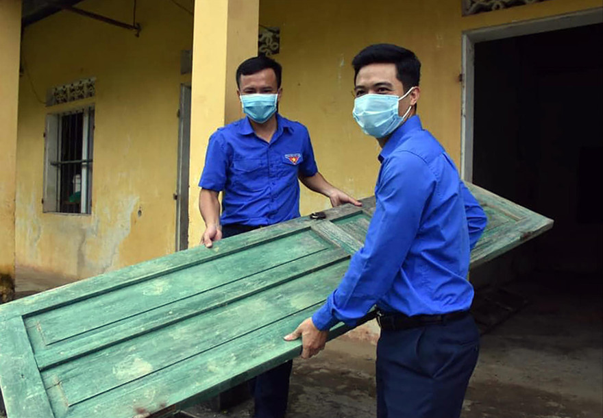 ĐVTN tháo dỡ lớp học cũ đã xuống cấp để xây mới Ảnh: PV 