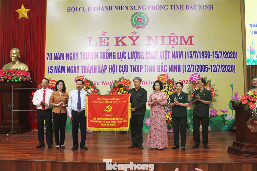 Ông Nguyễn Nhân Chiến, Bí thư Tỉnh ủy Bắc Ninh (bên trái) tặng bức trướng cho Hội cựu TNXP tỉnh Bắc Ninh