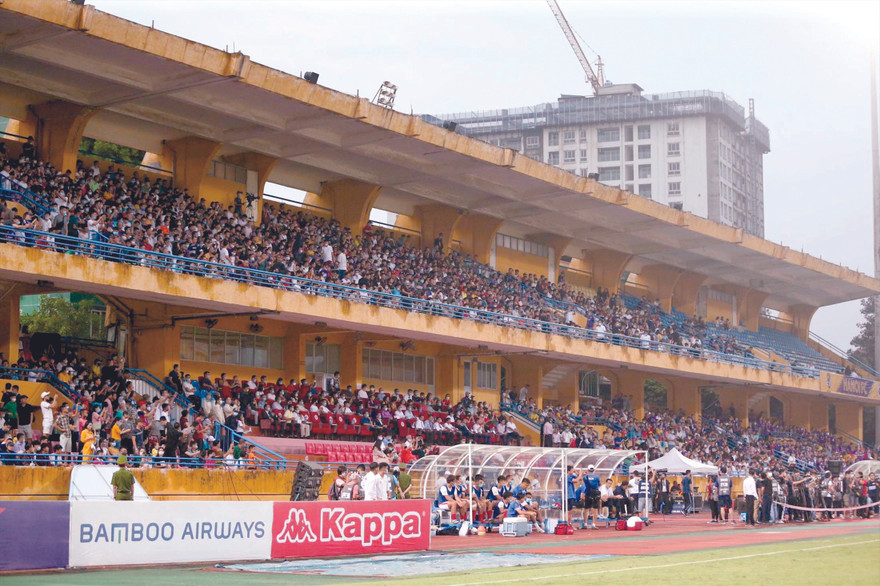 Cổ động viên được phép vào sân cổ vũ bóng đá sẽ giúp ngày V-League trở lại thêm phần hứng khởi ảnh: NHƯ Ý