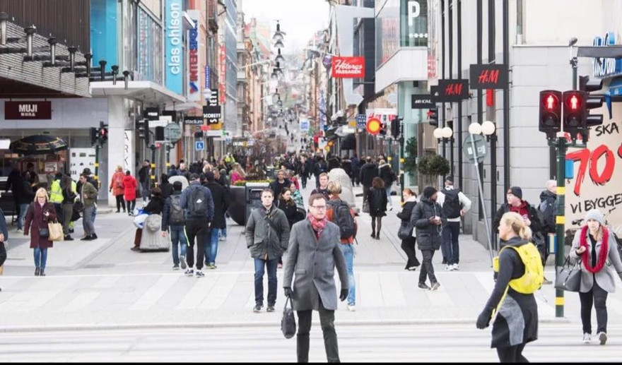 Đường phố Stockholm ngày 1/4 rất đông đúc như không có dịch Ảnh: Reuters 
