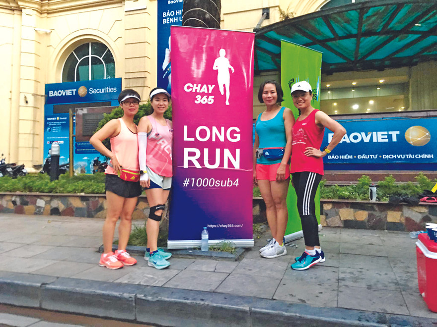 Phó tổng cục trưởng Tổng cục TDTT Lê Thị Hoàng Yến (thứ 2 bên phải) cùng các bạn yêu chạy bộ trong một buổi tập chuẩn bị tham dự giải Tiền Phong Marathon ảnh: Nguyễn Đạt 