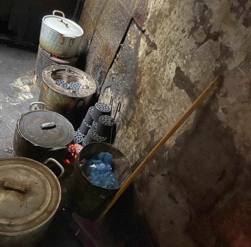 Hàng loạt lò than, nồi niêu bày khắp con ngõ chỉ rộng 1 m tại số 19 phố Hàng Lược, quận Hoàn Kiếmảnh: Võ Hóa