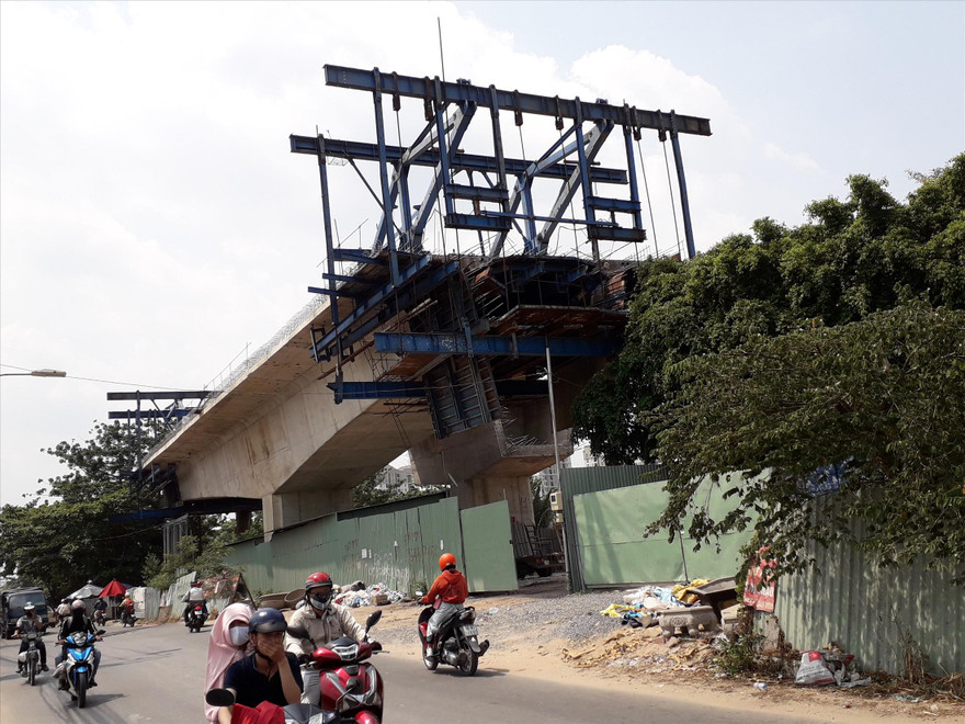 Cầu Nam Lý dừng thi công hơn 1 năm qua