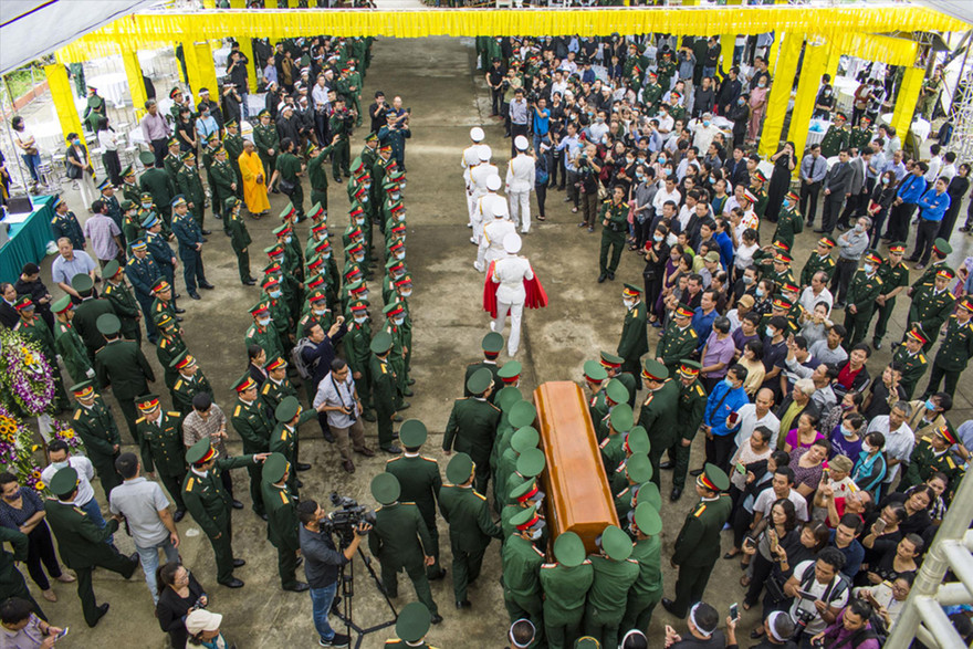 Tiễn đưa những người anh hùng ảnh: Văn Chương 