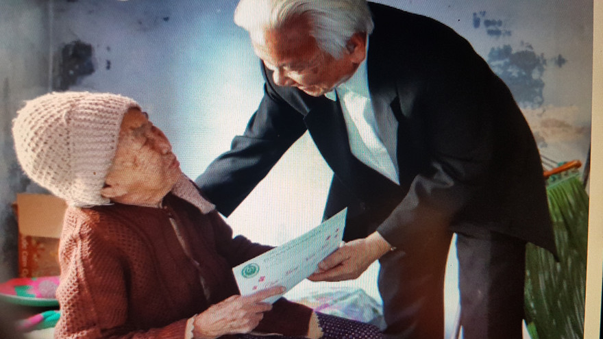 Ông Nguyễn Anh Liên (bên phải) thăm gia đình cựu TNXP 