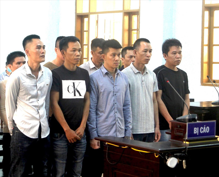Hùng “si đa” (hàng đầu, ở giữa) cùng đồng bọn trong lần bị TAND tỉnh Gia Lai xét xử về hành vi vi phạm các quy định về khai thác và bảo vệ rừng