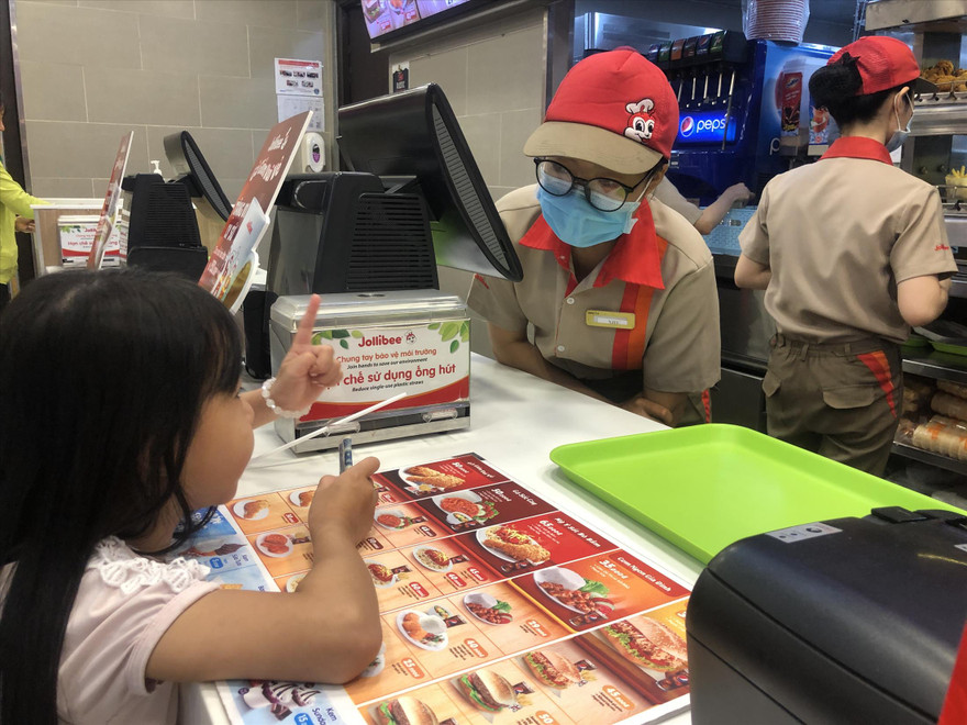 Không ít sinh viên bám trụ TPHCM làm thêm mùa dịch Ảnh: U.P