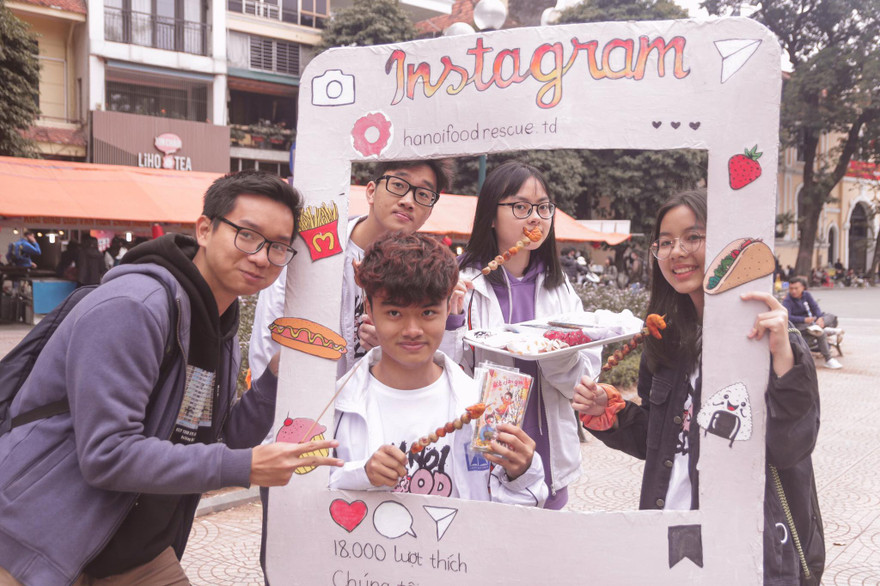 Nhóm HFR bán đồ gây quỹ để mua hộp bã mía thay thế hộp xốp đựng thức ăn 