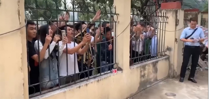 “Anh em giang hồ” đến livestream ngày Khá Bảnh ra tòa để câu like. Ảnh: CTV