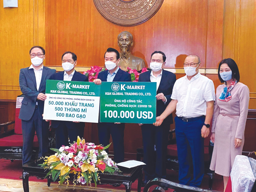 HLV Park Hang Seo cùng đại diện Đại sứ quán Hàn Quốc tại Việt Nam trao tặng quà của các doanh nghiệp Hàn Quốc ủng hộ cho chương trình chống dịch COVID-19 của Mặt trận Tổ quốc Việt Nam ảnh: CTV