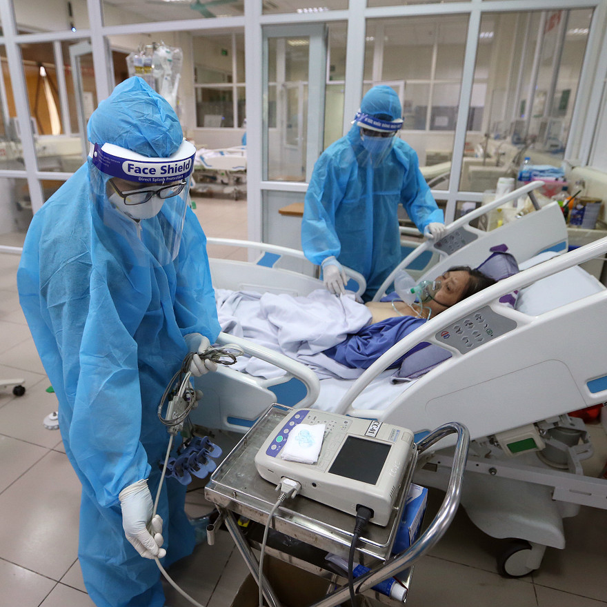 Bác sĩ Bệnh viện Nhiệt đới T.Ư cơ sở 2 chữa bệnh cho bệnh nhân mắc Covid-19 Ảnh: Mạnh Thắng