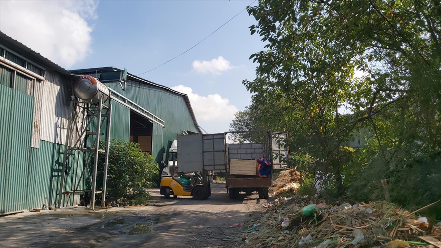 Nhà ở, nhà xưởng san sát trên đất nông nghiệpảnh: Võ Hóa 