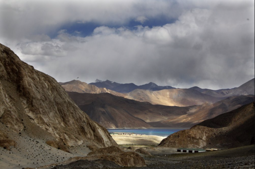 Hồ Pangong Tso nhìn từ phía Ấn Độ. Ảnh: AP 