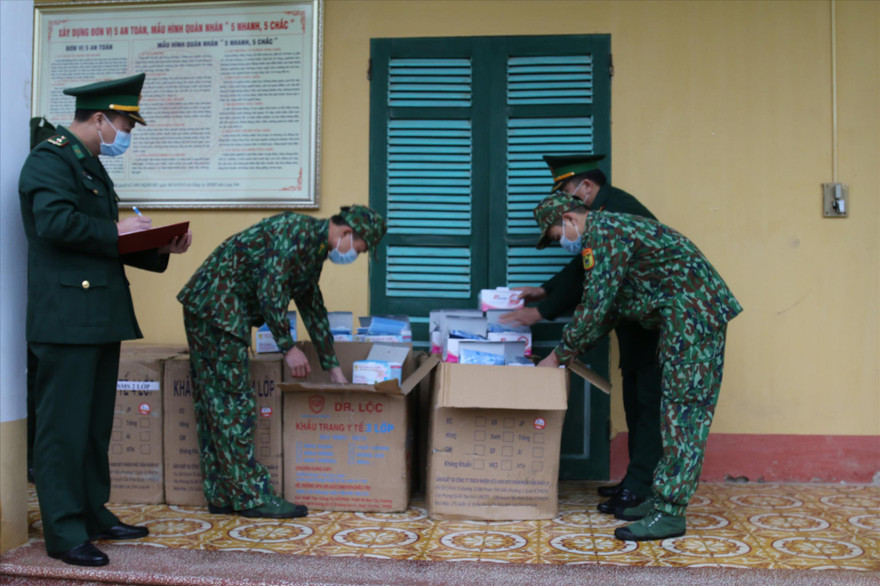 Biên phòng đồn Bảo Lâm kiểm đếm 23.500 khẩu trang bị bắt giữ vì xuất lậu. Ảnh: Vi Toàn