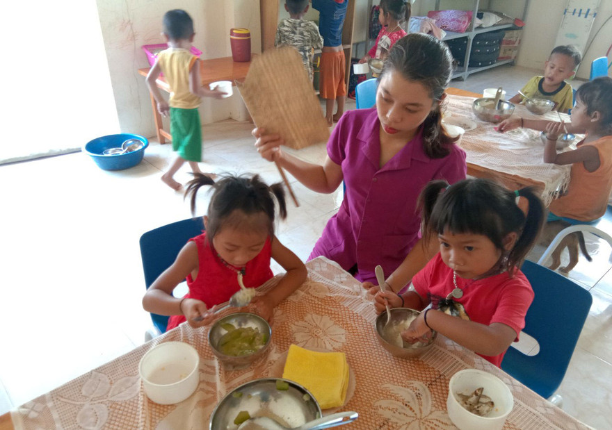 Giáo viên, phụ huynh xã Nhôn Mai, huyện Tương Dương (Nghệ An) quạt mát cho học sinh giờ ăn, ngủ trưa giữa nắng nóng 42 độ C