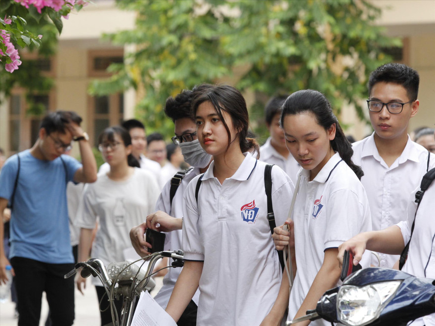 Học sinh lớp 12 năm nay “lận đận” thi cử vì dịch bệnh COVID-19 