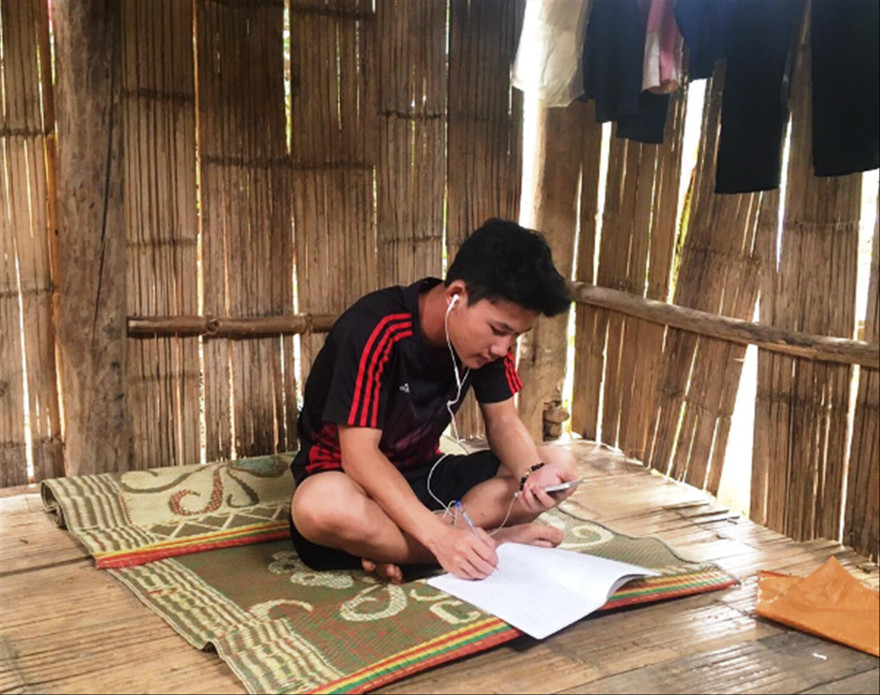 Pờ Hùng Sơn học bài ở lán dựng tạm trên nương