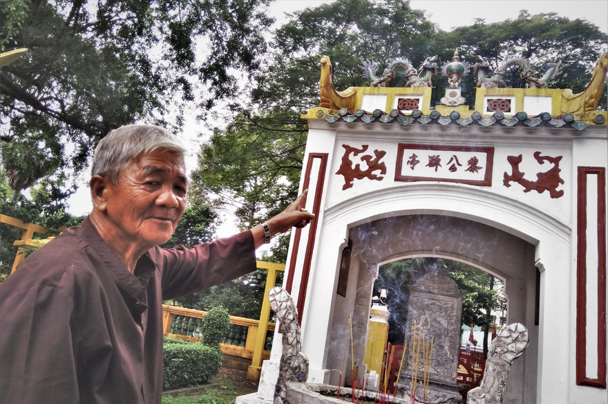 Ông từ trông nhà bia vui mừng khi viên ngọc đã được trả về trên nóc nhà bia Ảnh: Trần Nguyễn Anh