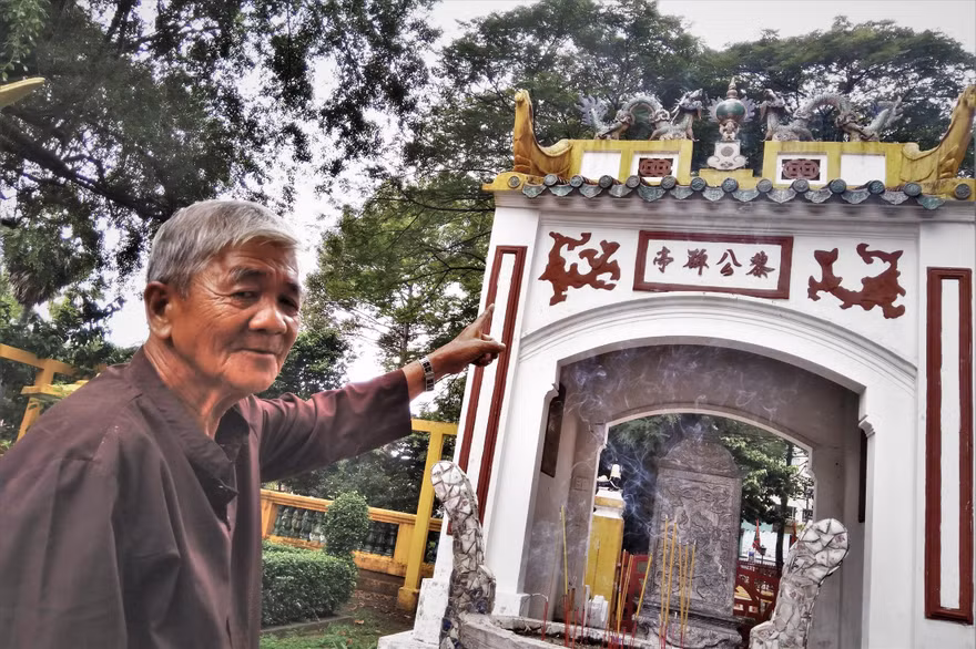 Ông từ trông nhà bia vui mừng khi viên ngọc đã được trả về trên nóc nhà bia Ảnh: Trần Nguyễn Anh
