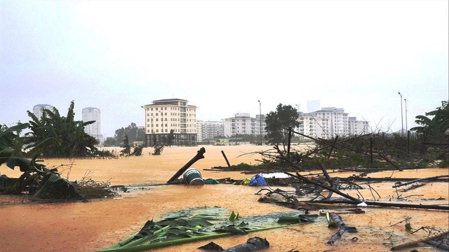 Nước lũ vẫn mênh mông, bao vây các khu dân cư tại TT-Huế 