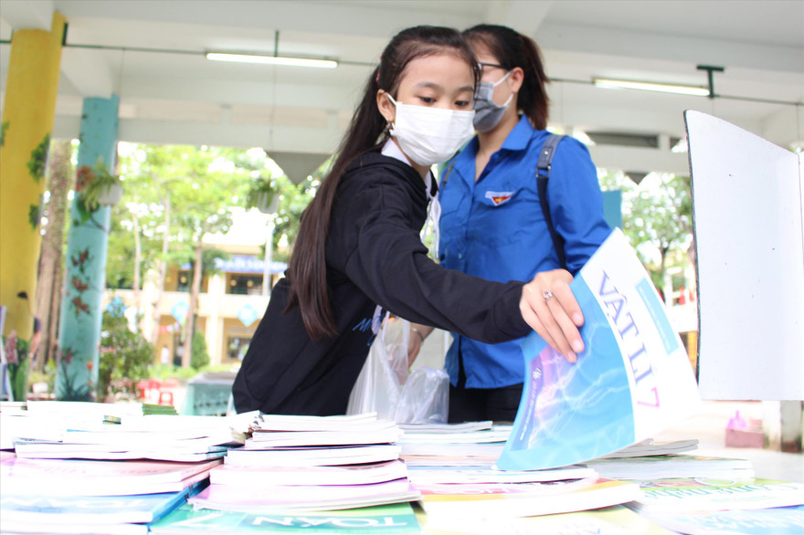 Đến Nhà sách 0 đồng, các em học sinh có thể lựa chọn các loại sách giáo khoa, sách tham khảo, tập vở, dụng cụ học tập... với giá 0 đồng Ảnh: Giang Thanh 