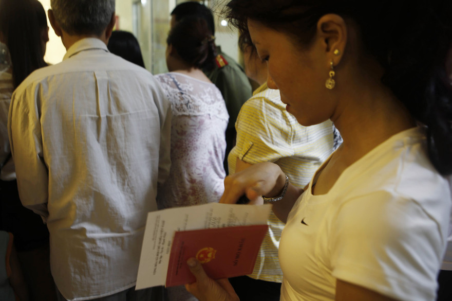 Dân vẫn còn khổ vì sổ hộ khẩu. Ảnh: Như Ý