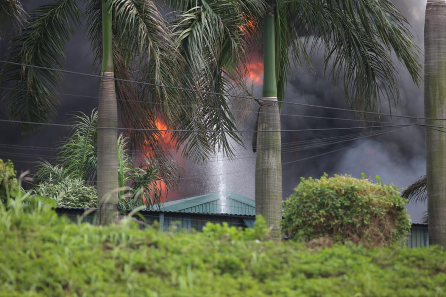 Sự cố cháy kho hóa chất ở Đức Giang, Long Biên ngày 30/6 làm dấy lên nhiều lo ngại về những “quả bom” hóa chất nổ chậm trong lòng Hà NộiẢnh: Tùng Đoàn
