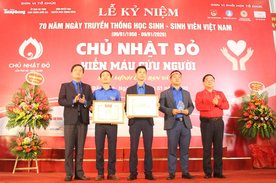 Anh Trương Ngọc Tâm (thứ 2 từ phải sang) trong một lần tham gia chương trình hiến máu tình nguyện “Chủ nhật đỏ” do báo Tiền Phong và các đơn vị phối hợp tổ chức