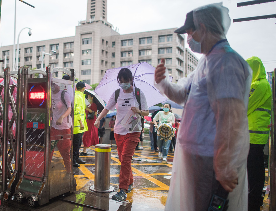 Thí sinh vào điểm thi ở Vũ Hán, thủ phủ tỉnh Hồ BắcẢnh: Xinhua 