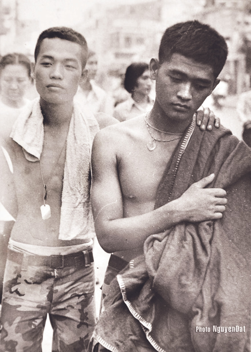 10h sáng ngày 30/4, những người lính Sài Gòn đang bước đi thất thểu. Vài người cởi áo lính, ở trần .