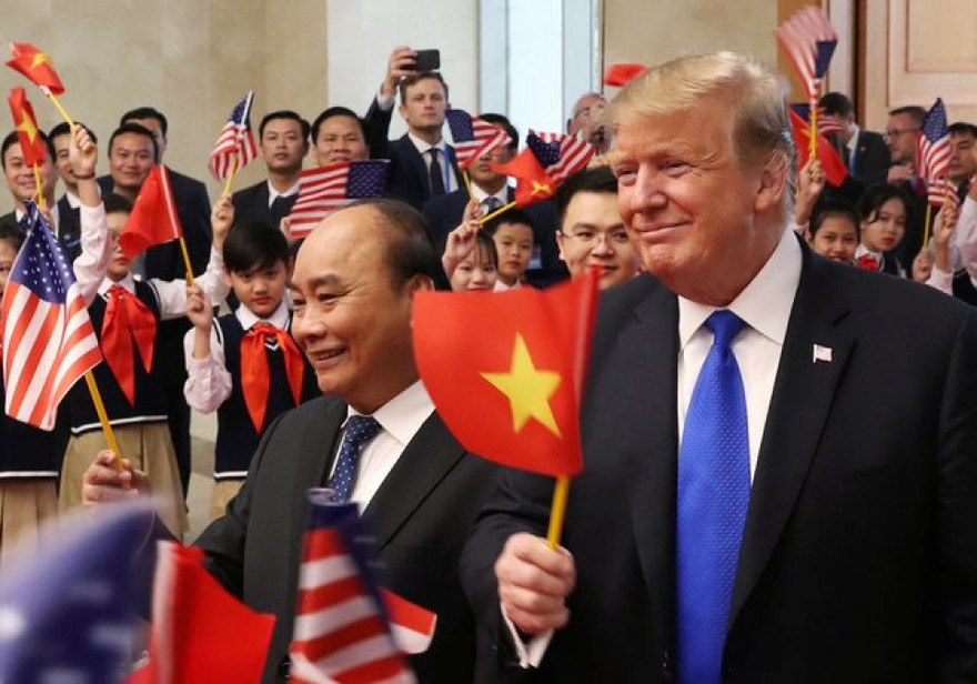 Thủ tướng Nguyễn Xuân Phúc và Tổng thống Mỹ Donald Trump vẫy cờ của hai nước trong cuộc gặp tại Hà Nội vào tháng 2/2019 Ảnh: Reuters 