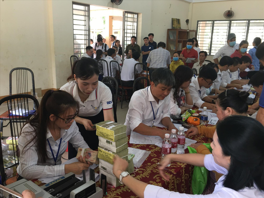 Người dân vùng dự án sân bay nhận tiền đền bù 