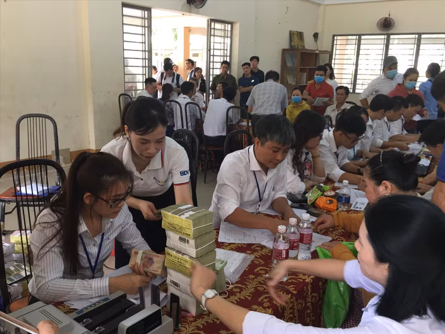 Người dân vùng dự án sân bay nhận tiền đền bù 