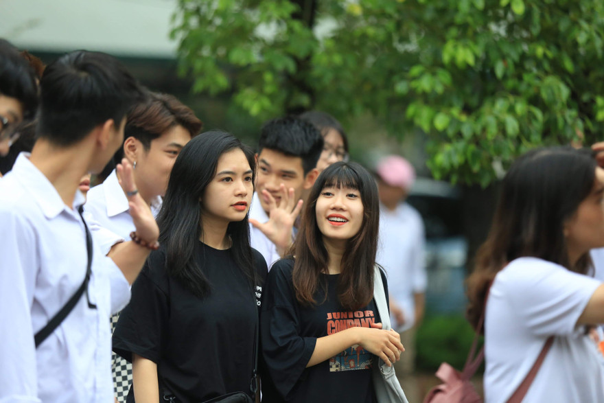 Đông đảo các bạn trẻ ở Quảng Bình hưởng ứng cài đặt ứng dụng Bluezone để cảnh báo tiếp xúc người mắc hoặc nghi mắc COVID - 19