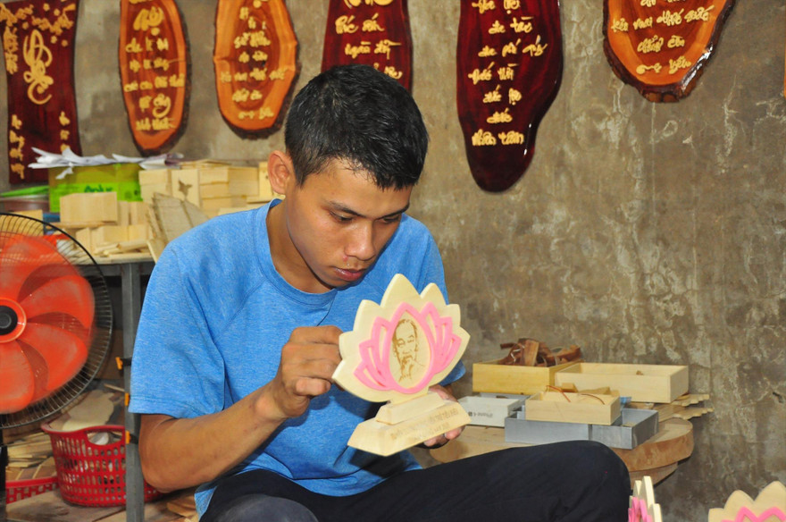 Nguyễn Vũ Linh làm sản phẩm về chân dung Bác Hồ Ảnh: HÒA HỘI 