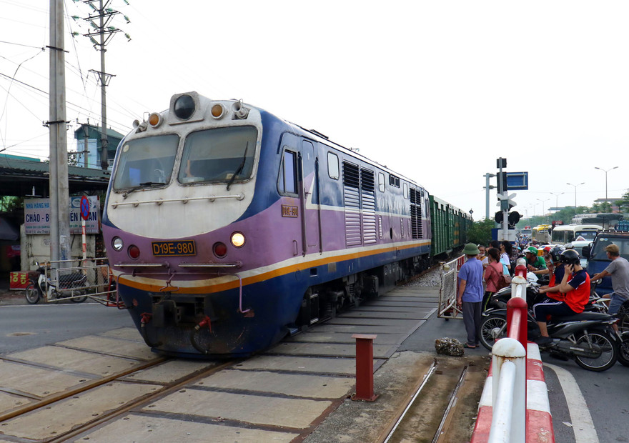 1,1 vạn nhân viên tuần đường, gác chắn hiện không có tiền lương, ngành đường sắt có thể phải dừng hoạt động chạy tàu trên toàn quốc ảnh: Như Ý