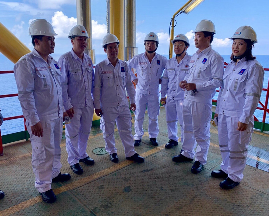 Anh Lê Quốc Phong, Bí thư thứ nhất T.Ư Đoàn (thứ 2, từ phải sang) thăm, động viên cán bộ, ĐVTN làm việc trên Giàn khoan CTC1-WHP mỏ Cá Tầm Ảnh: NVCC