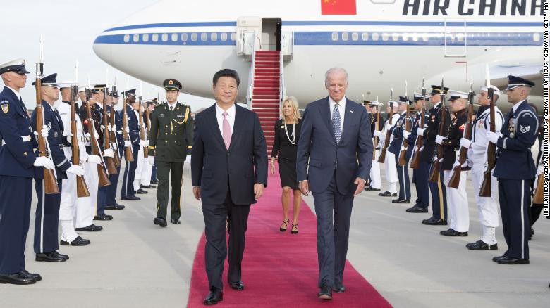  Phó tổng thống Mỹ Joe Biden chào đón chủ tịch Trung Quốc Tập Cận Bình tại căn cứ không quân Andrews ở Washington D.C. hồi năm 2015 