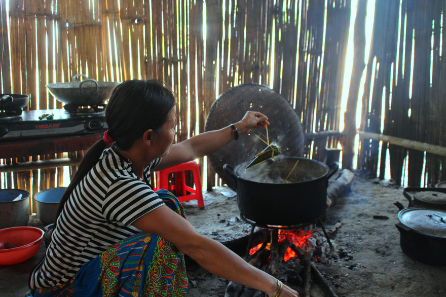 Chị Lầu Thị Thế nấu bánh sừng bò cho chồng con
