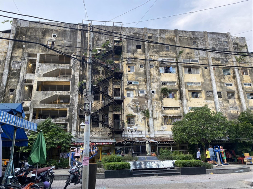 Chung cư Trúc Giang phường 13, quận 4 bê tông bong tróc, ẩm thấp và xuống cấp