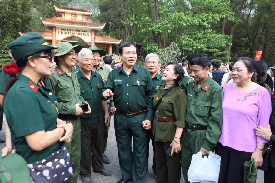 Chủ tịch T.Ư Hội Cựu TNXP Vũ Trọng Kim (thứ 4 trái sang) cùng đồng đội về tri ân các anh hùng liệt sĩ, gia đình có công nhân kỷ niệm 50 năm mở đường Hồ Chí Minh