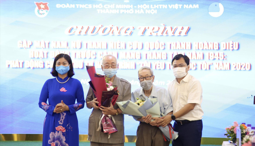 Anh Nguyễn Anh Tuấn, Bí thư thường trực T.Ư Đoàn (ngoài cùng, bên phải) trao quà cho các bác trong Ban liên lạc Đoàn Thanh niên cứu quốc Thành Hoàng Diệu. Ảnh: PV