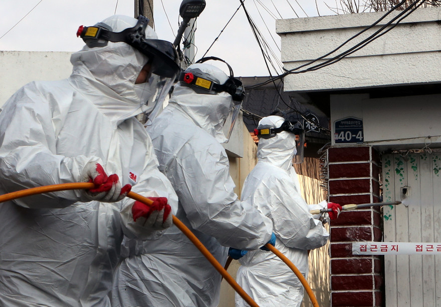 Nhân viên y tế Hàn Quốc thực hiện phun khử trùng ảnh: Yonhap 