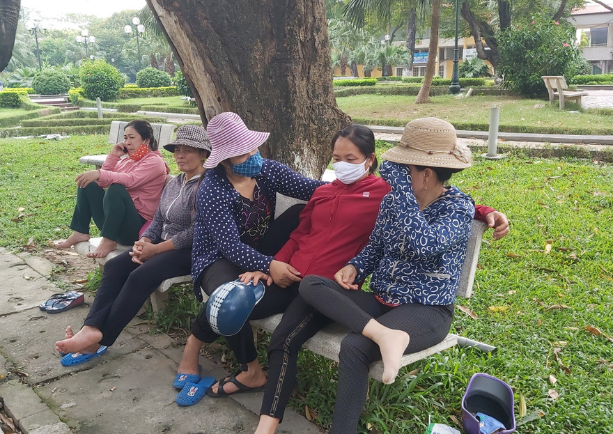 Không chỉ có đàn ông, nhiều phụ nữ cũng đến chợ người tìm việc 