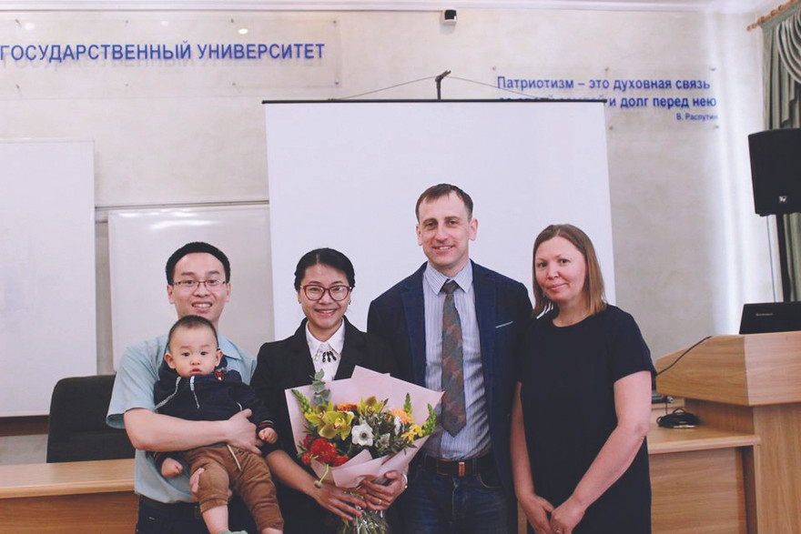 Gia đình TS Nguyễn Thu Hương với vợ chồng Giáo sư hướng dẫn Ảnh: NVCC