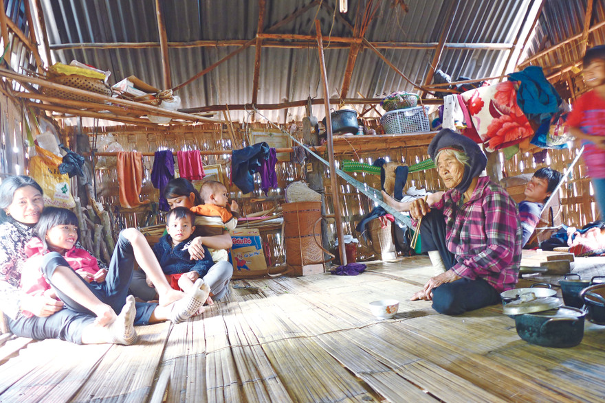 Cảnh sinh hoạt trong gia đình bà Đinh Thị Rem ảnh: Trần Tuấn 