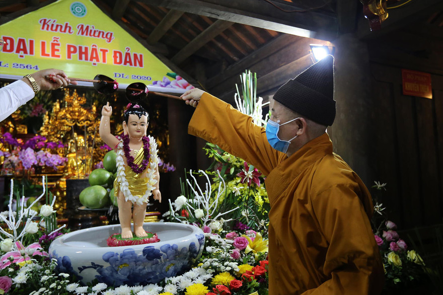 Nghi thức tắm Phật truyền thống tại chùa Hoa Yên, Yên Tử Ảnh: KỲ SƠN 